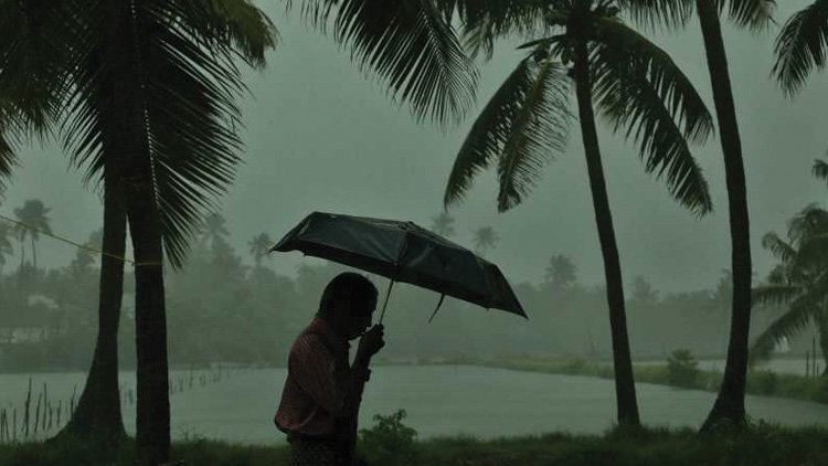 കൊ​ട്ടി​യൂ​ർ-വ​യ​നാ​ട്, നി​ടും​പൊ​യി​ൽ -വ​യ​നാ​ട് ചു​രം റോ​ഡു​ക​ളി​ൽ മ​ണ്ണി​ടി​ച്ചി​ൽ ഭീ​ഷ​ണി