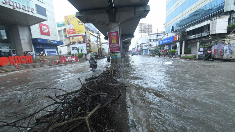 മഴക്കെടുതി: കൊച്ചി നഗരസഭ പിരിച്ചുവിടാത്തതെന്തെന്ന് ഹൈകോടതി