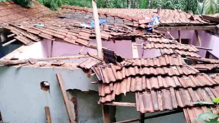 മഴയിൽ വീട് തകർന്നു 