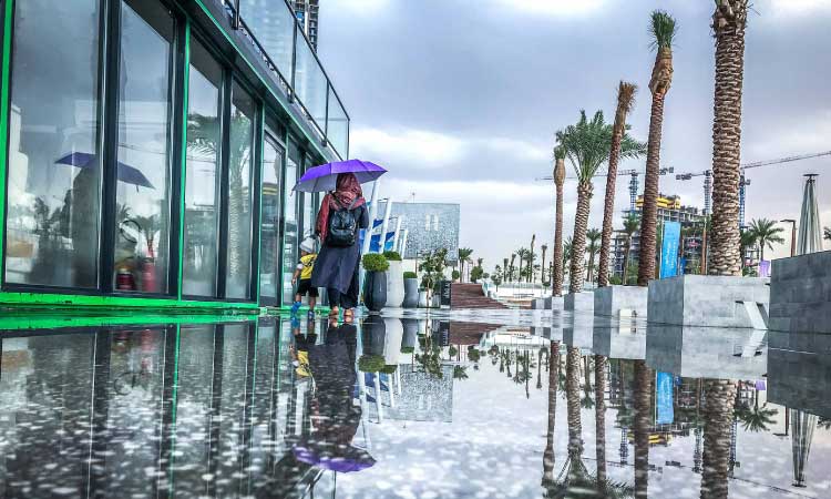 യു.​എ.​ഇ​യി​ല്‍ മു​ഴു​വ​ന്‍ ഇ​ടി​യും മ​ഴ​യും