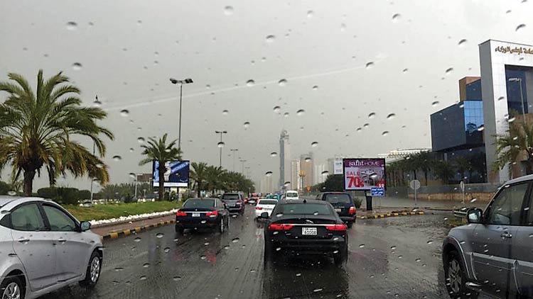 ശ​ക്​​ത​മാ​യ പൊ​ടി​ക്കാ​റ്റും മ​ഴ​യും; ഇ​ന്നും തു​ട​രു​മെ​ന്ന്​ പ്ര​വ​ച​നം