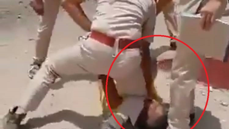 കഴുത്തിൽ കാൽമുട്ടമർത്തി മർദ്ദനം; അമേരിക്കൻ മോഡൽ പൊലീസ്​ മുറ ഇന്ത്യയിലും