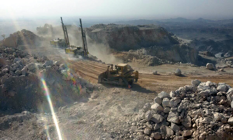 ചൂടും പൊടിയും വകവെക്കാതെ റാസൽൈഖമയിലെ ക്വാറികൾ ചൂടും പൊടിയും വകവെക്കാതെ റാസൽൈഖമയിലെ ക്വാറികൾ