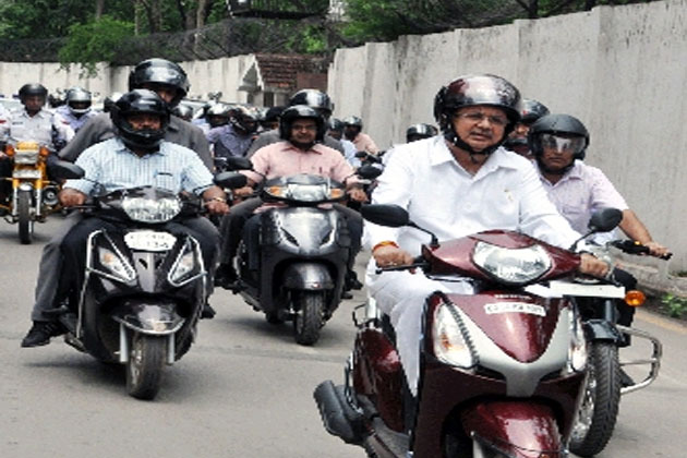 പിന്‍സീറ്റിലും ഹെല്‍മറ്റ് നിര്‍ബന്ധം: ഹൈകോടതി