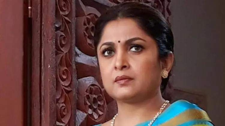 നടി രമ്യാകൃഷ്​ണ​െൻറ കാറിൽനിന്ന്​ മദ്യം പിടികൂടി