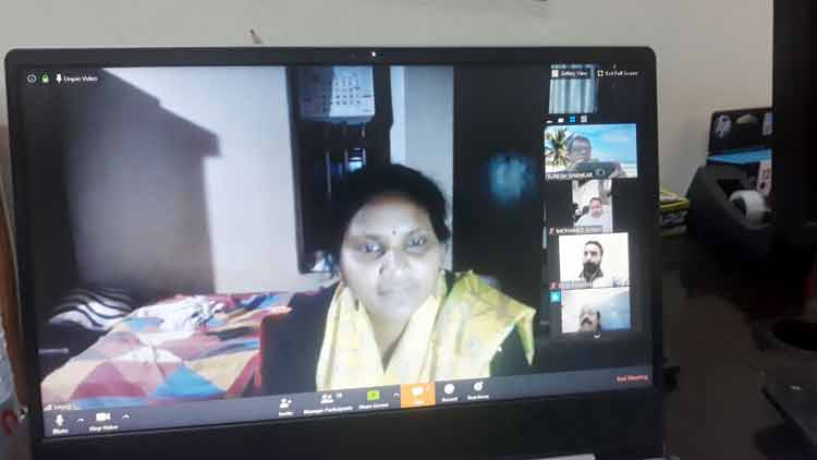 ര​മ്യ ഹ​രി​ദാ​സ് എം.​പി പ്ര​വാ​സി​ക​ളു​മാ​യി സം​വ​ദി​ച്ചു