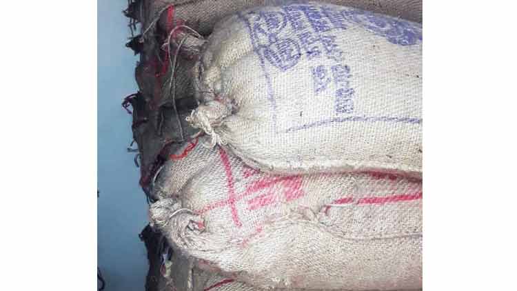 റേഷൻ കടകളിലെത്തിയത് ഗോഡൗൺ തൂത്തുവാരിയ ‘സ്പെഷൽ’ അരി; റേഷൻ വാങ്ങുന്ന പൊതുജനം കഴുതയോ‍? 