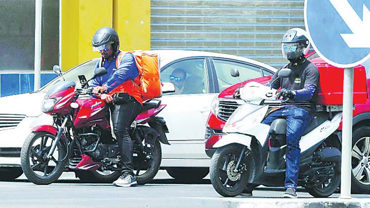 ഡെ​​ലി​​വ​​റി ജീ​​വ​​ന​​ക്കാ​​രു​​ടെ അ​​ശ്ര​​ദ്ധ: ബൈ​ക്ക്​ അ​​പ​​ക​​ട​​ങ്ങ​​ൾ കൂ​ടു​ന്നു