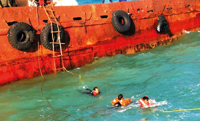 പാ​റ​യി​ലി​ടി​ച്ച്​ ക​പ്പ​ൽ ത​ക​ർ​ന്നു; 14 ഇ​ന്ത്യ​ൻ  നാ​വി​ക​രെ ദു​ബൈ പൊ​ലീ​സ്​ ര​ക്ഷി​ച്ചു