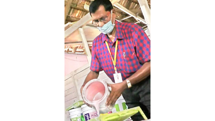 വിരമിച്ച പ്രധാനാധ്യാപകൻ വീണ്ടും സ്കൂളിലെത്തി; ലോക്ഡൗണിൽ ചുവരുകൾക്ക് വർണമേകാൻ 