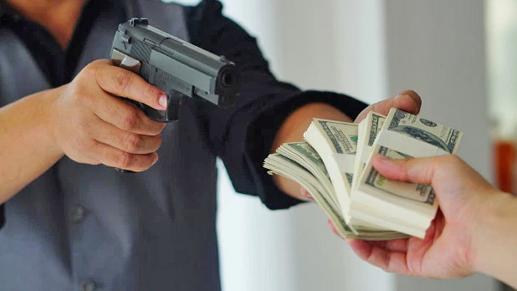 പൊ​ലീ​സ്​ ഉ​ദ്യോ​ഗ​സ്​​ഥ​ർ ച​മ​ഞ്ഞ്​ പി​ടി​ച്ചു​പ​റി; ജാ​ഗ്ര​ത പാ​ലി​ക്ക​ണം