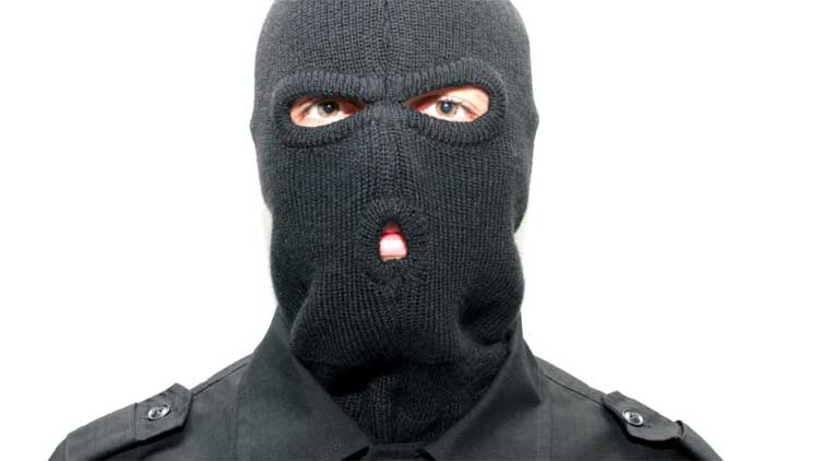 കടയിൽ കയറി മലയാളികളെ വെട്ടിപ്പരിക്കേൽപിച്ച്​ പണം കവർന്നു