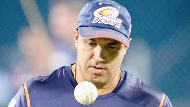 റോ​ബി​ൻ സി​ങ്​ യു.​എ.​ഇ കോ​ച്ച്​