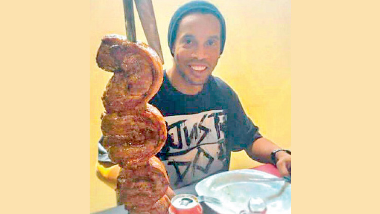 പി​റ​ന്നാ​ൾ ആ​ഘോ​ഷം, ആ​ശാ​രി​പ്പ​ണി: ത​ട​വു​കാ​ലം ഹ​ര​മാ​ക്കി റൊ​ണാ​ൾ​ഡീ​ന്യോ