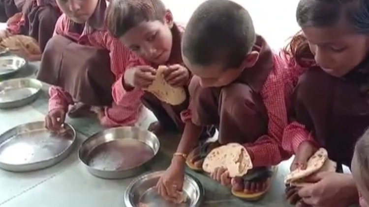 ഉത്തർപ്രദേശിലെ സ്കൂളിൽ ഉച്ചഭക്ഷണം ചപ്പാത്തിയും ഉപ്പും