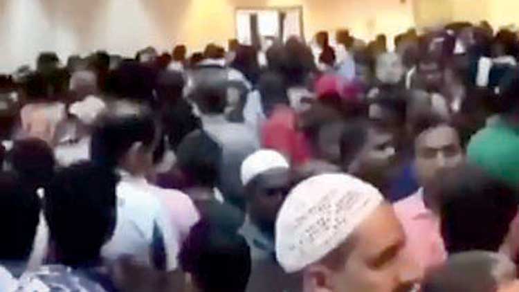 സി​വി​ൽ ​െഎ.​ഡി ഒാ​ഫി​സു​ക​ളി​ൽ വീ​ർ​പ്പു​മു​ട്ടു​ന്ന തി​ര​ക്ക്​