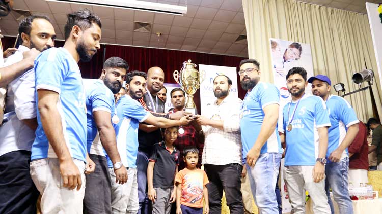 ഇ​ൻ​റ​ർ കേ​ളി ഫു​ട്​​ബാ​ൾ: ട്രോ​ഫി​ക​ൾ  വി​ത​ര​ണം ചെ​യ്തു