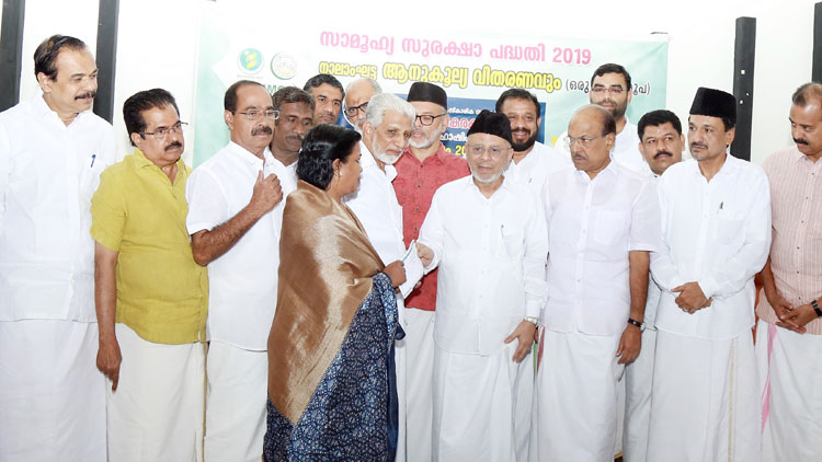 സൗ​ദി കെ.​എം.​സി.​സി സെ​ക്യൂ​രി​റ്റി സ്‌​കീം  സ​ഹാ​യ​ങ്ങ​ൾ വി​ത​ര​ണം ചെ​യ്​​തു