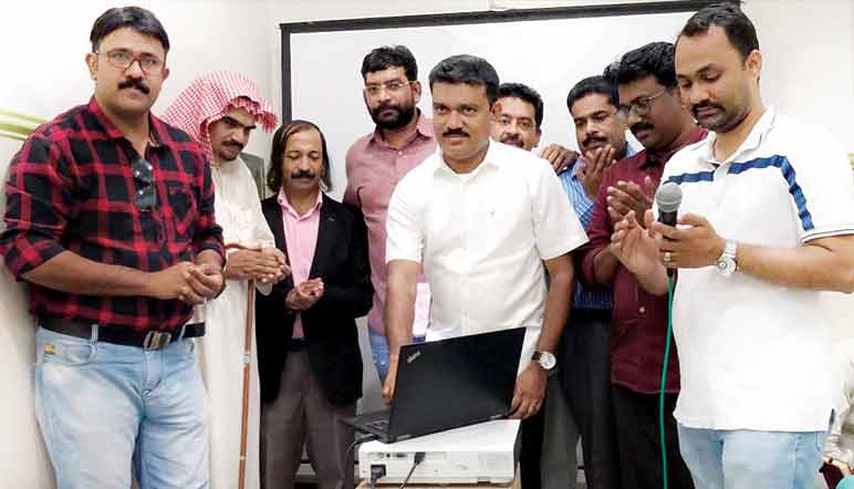 ‘മ​ണ​ൽ​കാ​റ്റ്​’ സം​ഗീ​ത ആ​ൽ​ബം  ആ​ദ്യ പ്ര​ദ​ർ​ശ​നം നടത്തി