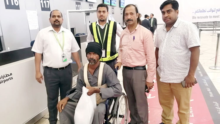 ഒട്ടകം മറിഞ്ഞ്​ ദേഹത്ത്​ വീണ്​ ന​െട്ടല്ല്​ തകർന്ന ഇന്ത്യക്കാരൻ ഇട​യനെ നാട്ടിലെത്തിച്ചു