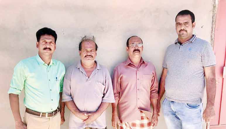 കൊ​ടും​ചൂ​ടി​ൽ ത​ക​ര മേ​ൽ​ക്കൂ​ര​ക്ക്​​ കീ​ഴെ പൊ​ള്ളു​ന്ന  ജീ​വി​തവുമായി അ​ബൂ​ബ​ക്ക​റും ര​വീ​ന്ദ്ര​നും