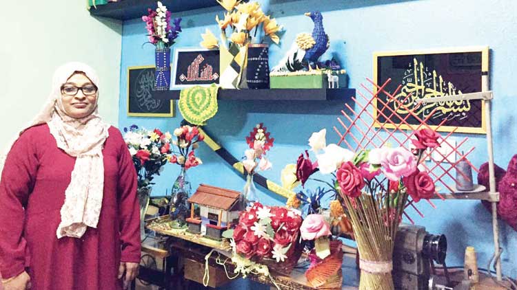 പാ​​ഴ്​​​വ​​സ്​​​തു​​ക്ക​​ളി​​ൽ വി​​രി​​യു​​ന്നു  വി​​സ്​​​മ​​യ ശി​​ൽ​​പ​​ങ്ങ​​ൾ