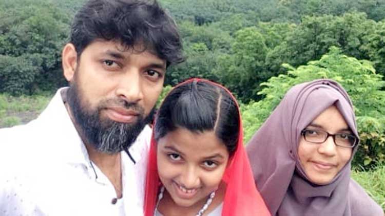 രാ​ഹു​ലി​​ന്​ പ​രി​ഭാ​ഷ​ക​യാ​യി കു​ഞ്ഞ​നു​ജ​ത്തി; ക​ട​ലി​നി​ക്ക​രെ മ​നം​നി​റ​ഞ്ഞ് സഹോദരൻ VIDEO