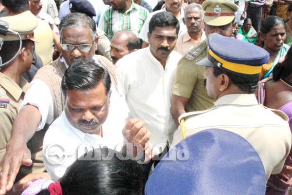 രാജേന്ദ്രന് നേരെ വീണ്ടും പ്രതിഷേധം