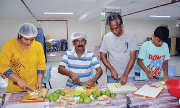 നാളെ കേരളീയ സമാജത്തിൽ 5000 പേർക്ക്​ ചാരിറ്റി സദ്യ ‘പഴയിട’ത്തി​െൻറ പാചക സംഘമെത്തി;  കലവറയുണർന്നു