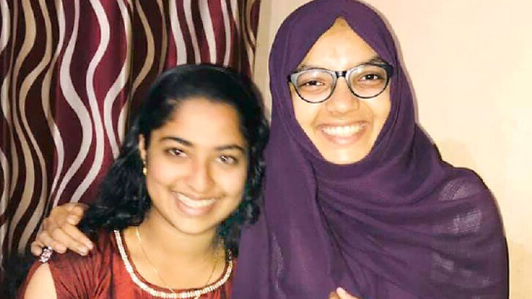 മോതിരവുമായി സഫ; മധുരം നൽകി പൂജ