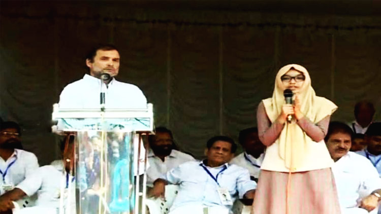 പരിഭാഷകയായി തിളങ്ങി സഫ; അനുമോദനവുമായി രാഹുൽ - വിഡിയോ