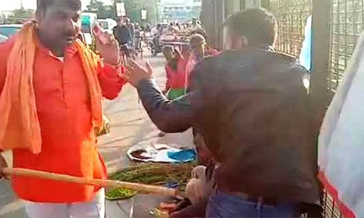 safron-men-beat-kashmir-vendors