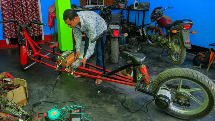 കോവിഡ്​ പ്രതിരോധം: വേറിട്ട ബൈക്​ മാതൃകയുമായി ടി.വി മെക്കാനിക്​