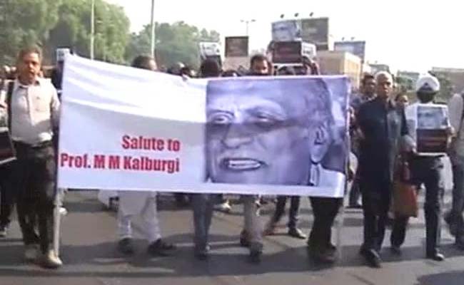 കേന്ദ്രസാഹിത്യ അക്കാദമിയിലേക്ക് എഴുത്തുകാരുടെ പ്രതിഷേധ മാര്‍ച്ച്