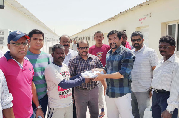 അഗ്നിബാധയില്‍ എല്ലാം നഷ്ടപ്പെട്ട തൊഴിലാളികള്‍ക്ക് കള്‍ച്ചറല്‍ ഫോറം വസ്ത്രങ്ങള്‍ നല്‍കി