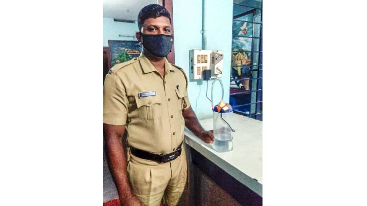 400 രൂ​പ​ക്ക്​ സാ​നി​റ്റൈ​സ​ർ യ​ന്ത്രം ഒ​രു​ക്കി പൊ​ലീ​സു​കാ​ര​ൻ