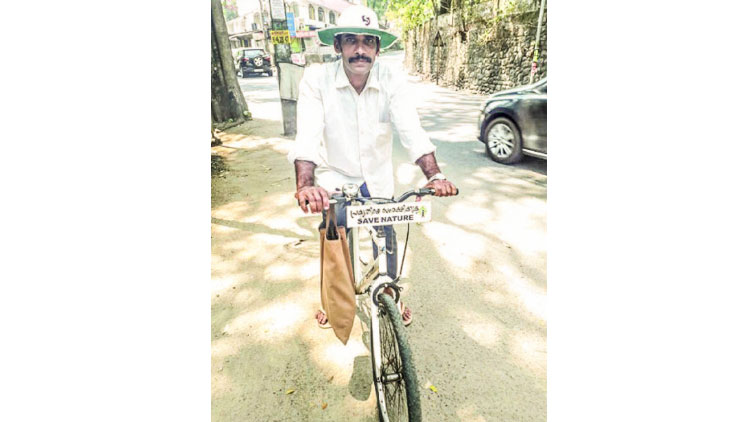 സ്​കൂട്ടർ ഉപേക്ഷിച്ച്​ സൈക്കിളിലേറി സജി