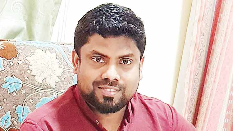 അ​ക്ക​രെ ഇ​ക്ക​രെ നി​ന്നാ​ലേ ആ​ശ തീ​രൂ...