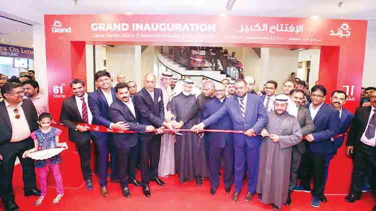 ഗ്രാ​ൻ​ഡ് ഹൈ​പ്പ​ർ സാ​ൽ​മി​യ ഷോ​റൂം തു​റ​ന്നു