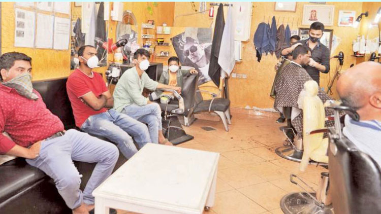 സ​ലൂ​ണു​ക​ളി​ൽ കൈ​യു​റ​യും മാ​സ്​​കും ധ​രി​ക്കാ​ൻ നി​ർ​ദേ​ശം