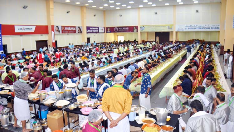 ‘പഴയിടം സ്​പെഷൽ ഒാണസദ്യ’ ഉണ്ണാനെത്തിയത്​ നിരവധിപേർ
