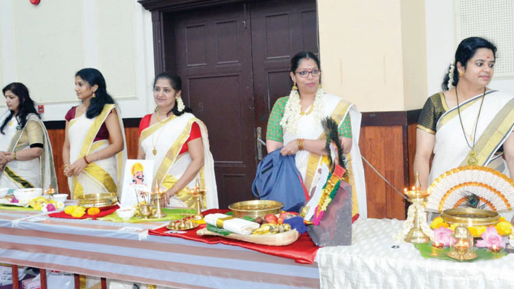 സമാജത്തിലെ ഒാണാഘോഷം: പഞ്ചഗുസ്​തിയിലും തീറ്റമത്​സരത്തിലും തിളങ്ങിയത്​ വനിതകൾ