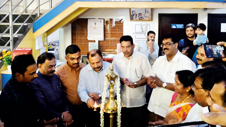 അ​ബൂ​ദ​ബി മ​ല​യാ​ളി സ​മാ​ജ​ത്തി​ൽ  എം​ബ​സി സേ​വ​ന​ങ്ങ​ള്‍ക്ക് തു​ട​ക്ക​മാ​യി