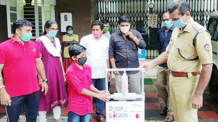 സാനിറ്റൈസർ യന്ത്രം നിർമിച്ച്​ ആറാംക്ലാസുകാരൻ