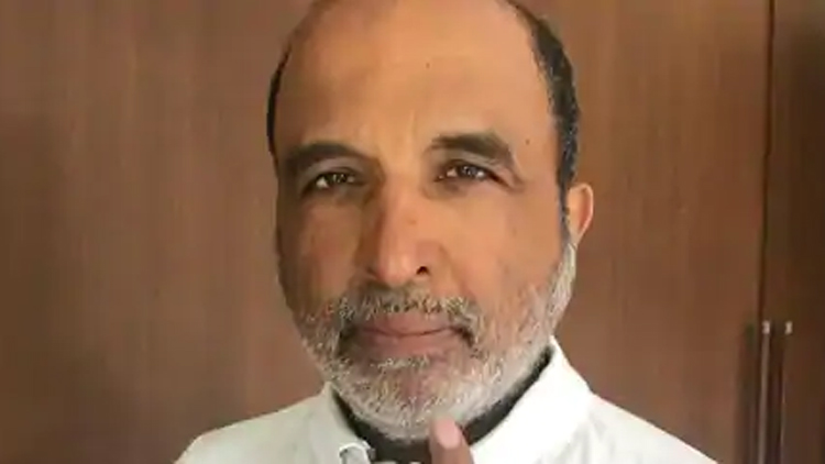 കോൺഗ്രസിനെ കളിയാക്കി മുൻ വക്​താവ്​; പാർട്ടി നടത്തുന്നത്​ ദുർബലമായ യുദ്ധം