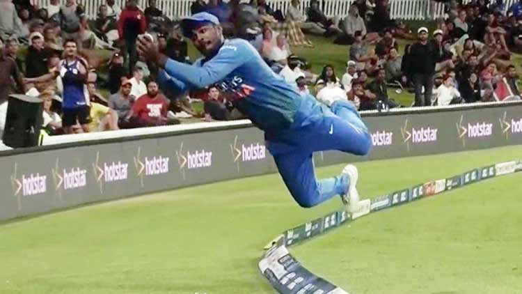 ബൗണ്ടറിക്ക് മേലെ പറന്ന് റൺ സേവ്; ഫീൽഡിങ്ങിൽ കൈയടി നേടി സഞ്ജു -VIDEO