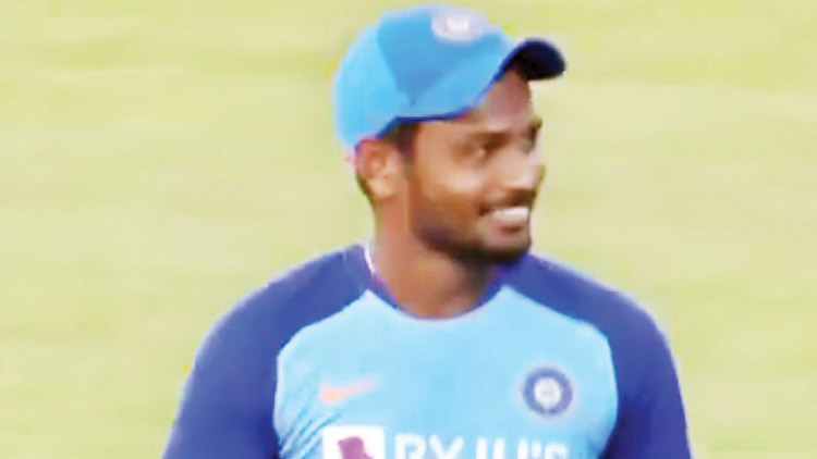 വെ​ള്ളം ചു​മ​ന്ന് സ​ഞ്ജു, ഹൃ​ദ​യം നൊ​ന്ത് കാ​ര്യ​വ​ട്ടം