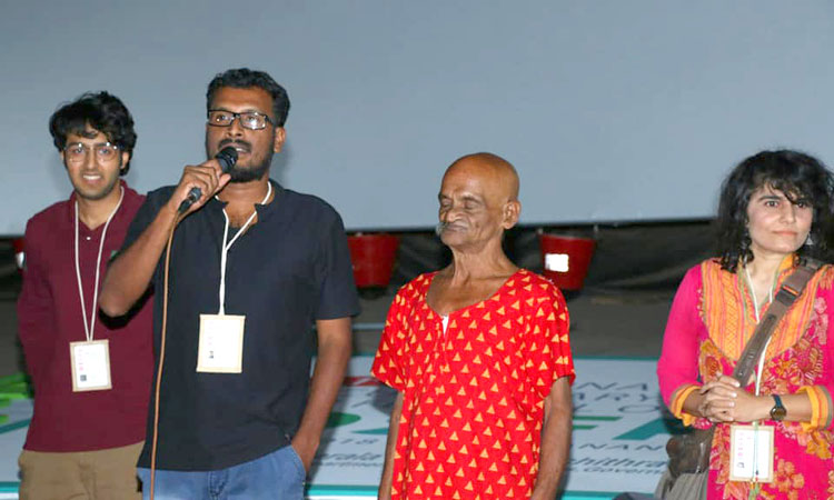 ഒ​രു ചാ​യ​ക്ക​ട​ക്കാ​ര​െ​ൻ​റ മ​ന്‍കി​ബാ​ത് പ്ര​ദ​ര്‍ശി​പ്പി​ച്ചു