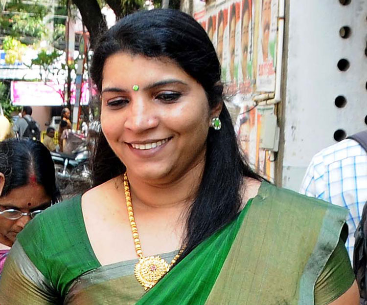 മന്ത്രിമാരുടെ പേരിൽ തൊഴിൽ തട്ടിപ്പ്: സരിതയെയും കൂട്ടാളികളെയും തൊടാതെ സർക്കാറും പൊലീസും