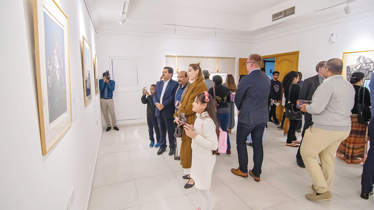 സതീഷ്​പോളി​െൻറ ചിത്രങ്ങൾ കാണാൻ തിരക്ക്​